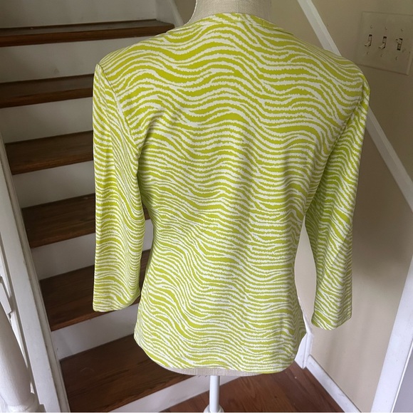 J McLaughlin Zebra Print Catalina Cloth Top Peridot and White 3/4 Sleeve - Picture 3 of 9